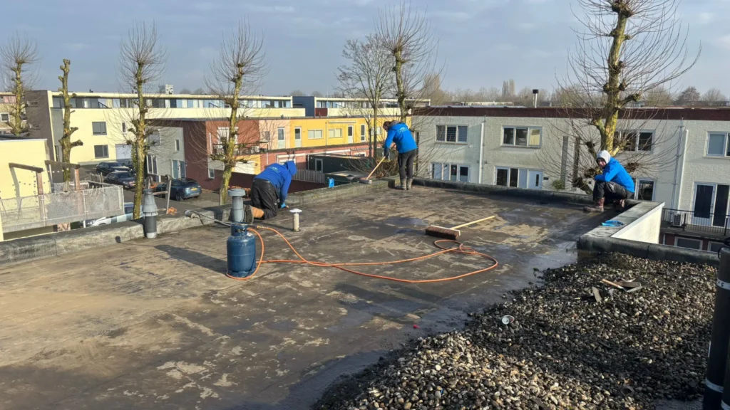 Dakdekker Specialist Lelystad - Waarom een offerte aanvragen