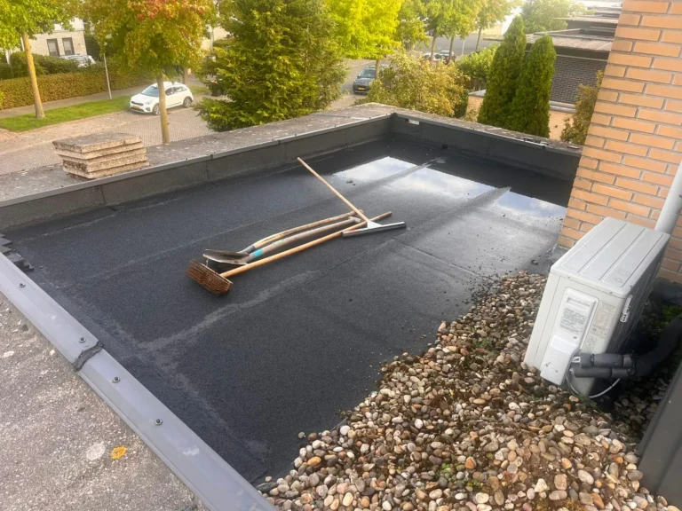 Nieuwe waterdichte bitumen daklaag op het platte dak in Lelystad