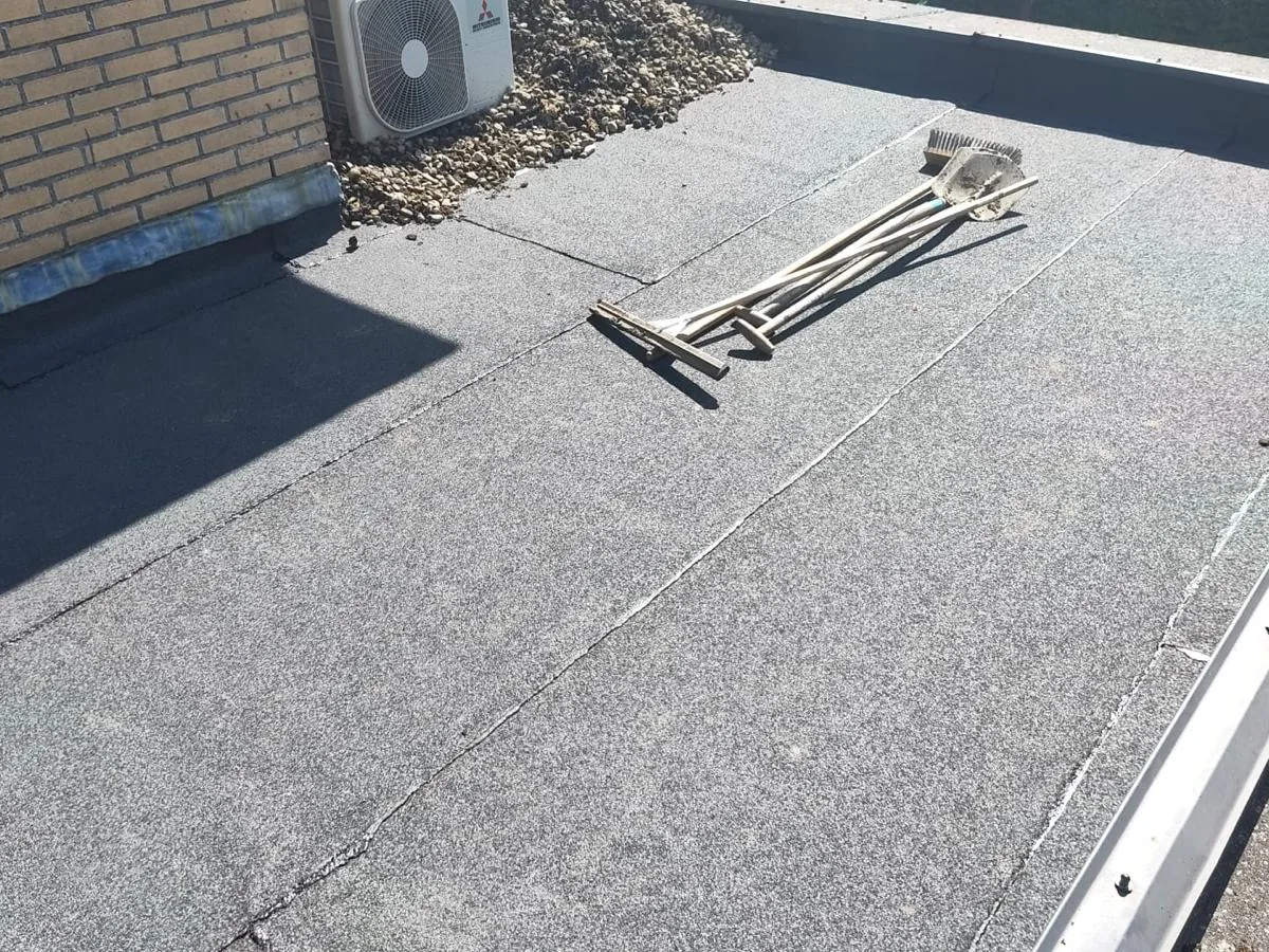 Strak afgewerkte bitumen dakbedekking met aansluiting tegen de gevel in Lelystad door Dakdekker Specialist Lelystad