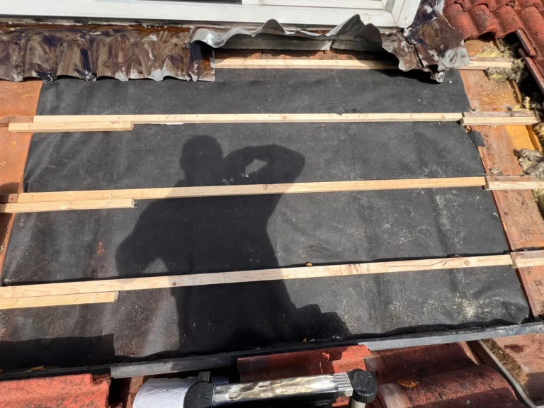 Nieuwe folie en panlatten op het pannendak van een woning in Lelystad door Dakdekker Specialist Lelystad