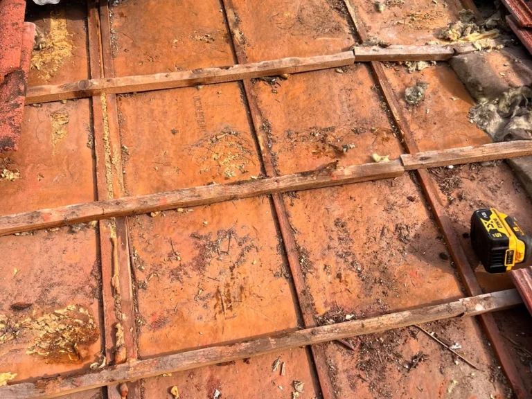 Versleten onderlaag en oude panlatten na het verwijderen van de dakpannen in Lelystad